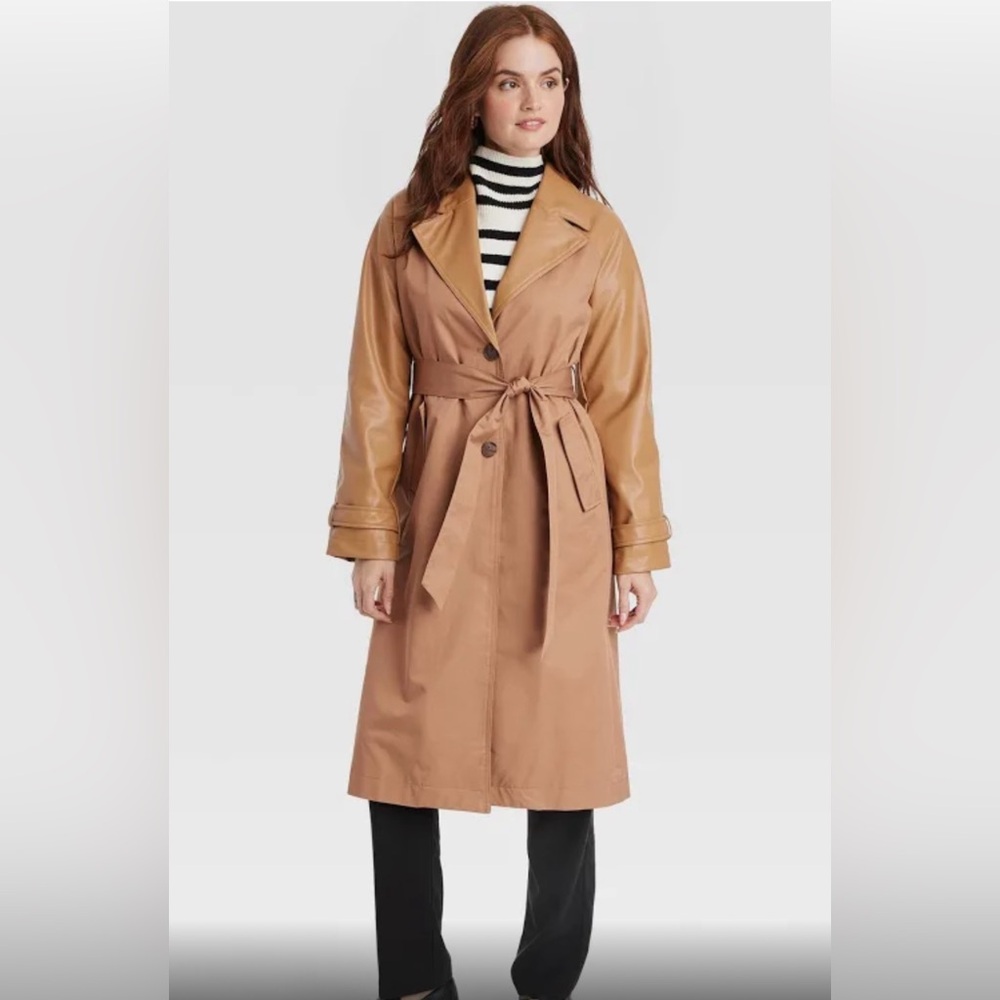 🍁🍁Trench coat.vegan leather collar and sleeves make for a unique and chic look!